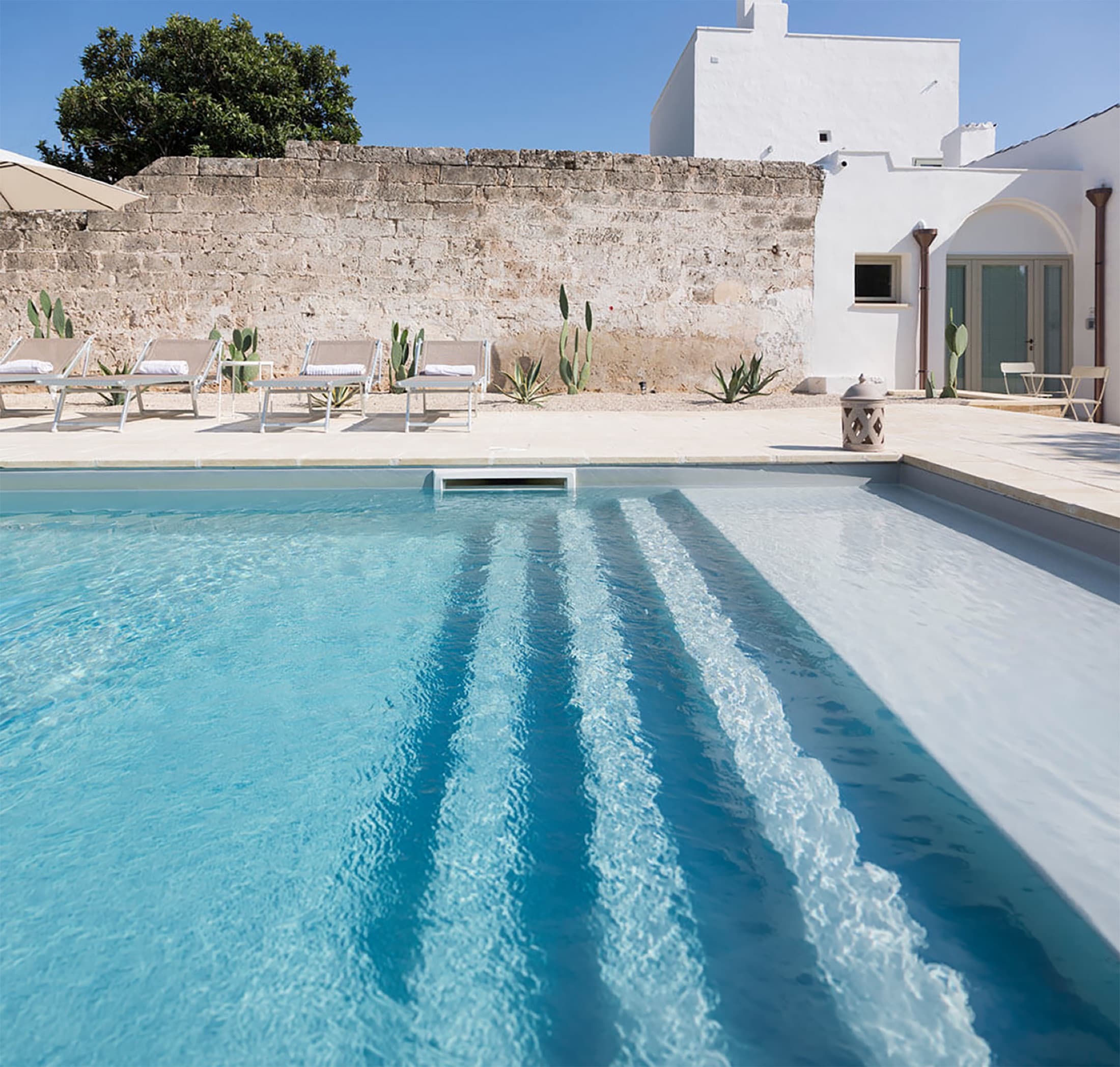 La corte in pietra e la piscina del Relais San Martino sotto il cielo del Salento